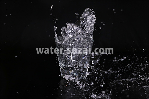 ロックグラスの水が弾ける写真・フォト素材