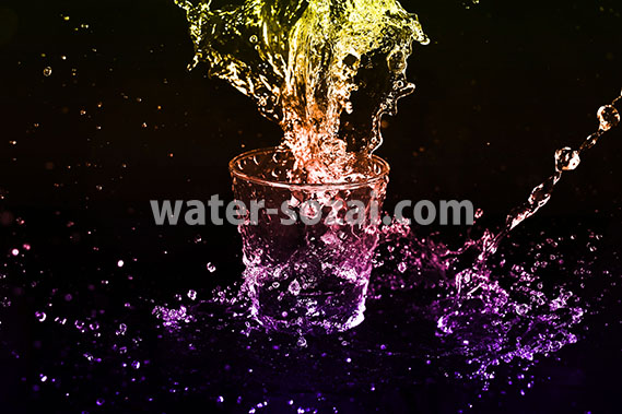 カラフルに着色されたのロックグラスと水が散布する写真・フォト素材