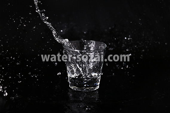 ロックグラスと水が飛び散る写真・フォト素材