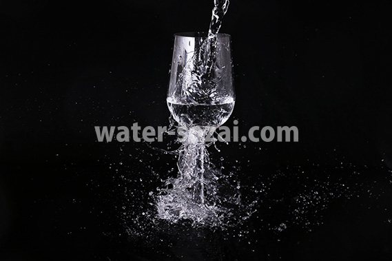 水がぶつかるワイングラス写真・フォト素材データ