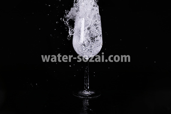 ワイングラスの水が噴出する写真・フォト素材