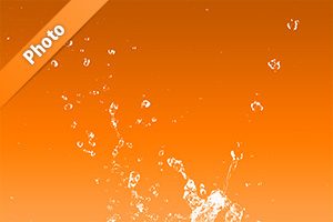 オレンジ色背景の水が散布する写真・フォト