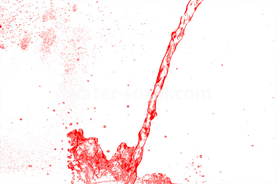 赤く着色された水が散布する写真・フォト