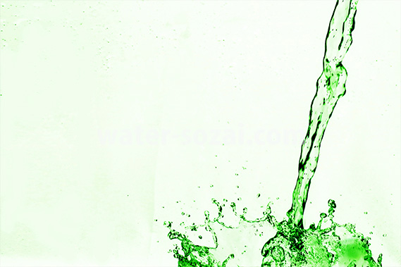 緑色に着色された水が注がれ弾ける写真・フォト