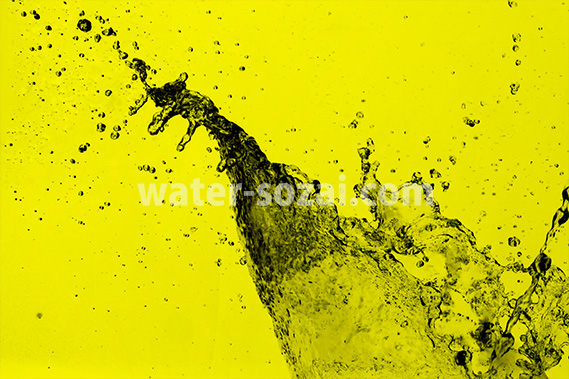 黄色背景の水しぶきが上がる写真・フォト