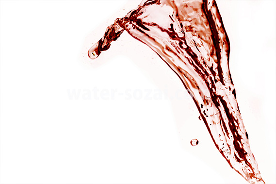 赤ワインのような水が流れ飛ぶ写真・フォト