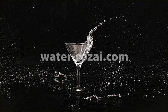 カクテルグラスと水がぶつかる写真・フォト素材