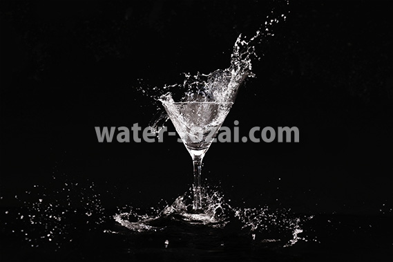 カクテルグラスの水が弾ける写真・フォト素材