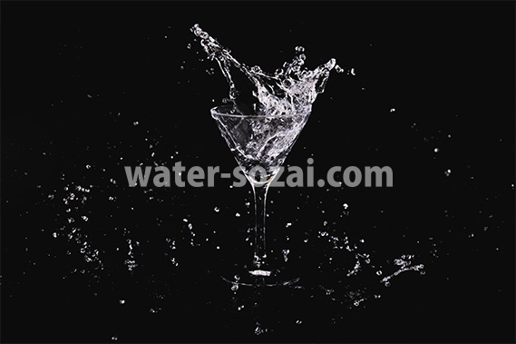 カクテルグラスと水が飛び散る写真・フォト素材