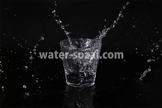 ロックグラスと水が散布する写真・フォト素材