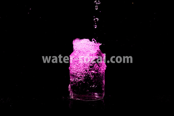 ピンク色に着色されたビンの水があふれる写真・フォト素材