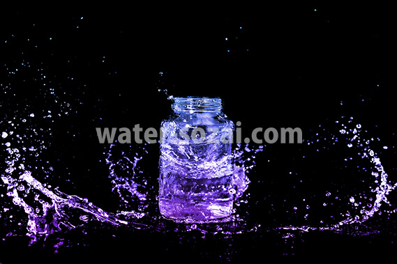 青・紫色に着色されたビンと水が散布する写真・フォト素材