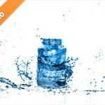 青く着色されたビンと水が散布する写真・フォト素材