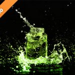緑に着色されたビンと水が飛び散る写真・フォト素材