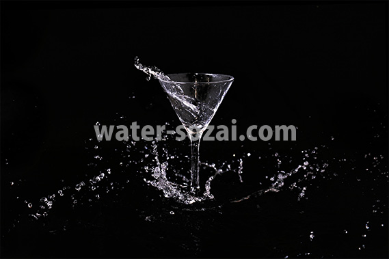 カクテルグラスと水飛沫の写真・フォト素材