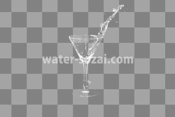カクテルグラスの水がこぼれる、切り抜き透過画像