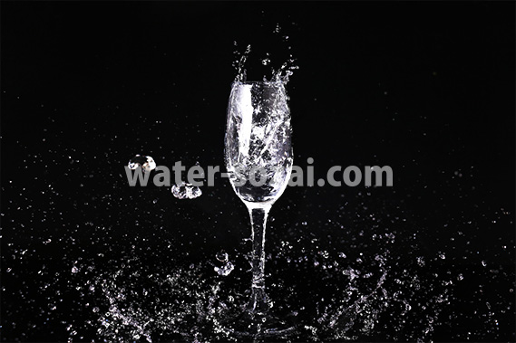 シャンパングラスと水が飛び散るの写真・フォト素材