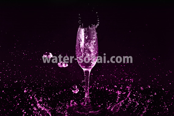 ピンクに着色されたシャンパングラスと水が飛び散るの写真・フォト素材