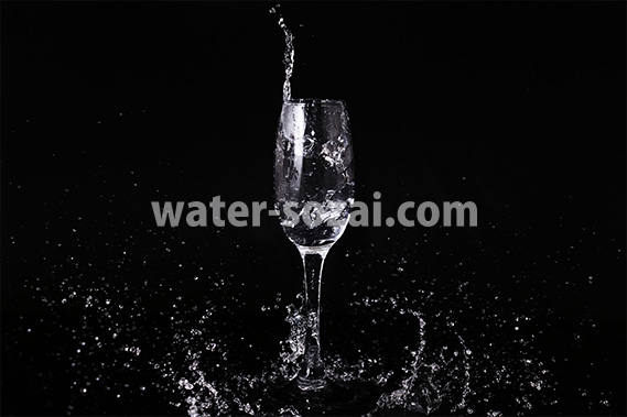 シャンパングラスと水がはじける写真・フォト素材