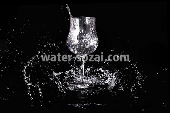 ワイングラスと水が散布する写真・フォト素材