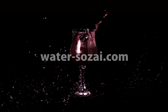 ワインとグラスが躍動する写真・フォト フリー素材