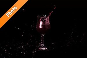 ワインとグラスが躍動する写真・フォト フリー素材