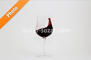 グラスの中でワインが揺れる写真・フォト