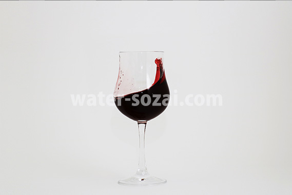 グラスの中でワインが揺れる写真・フォト
