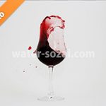 グラスの中で赤ワインが踊る写真・フォト