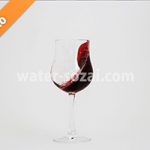 グラスの中で赤ワインが波打つ写真・フォト