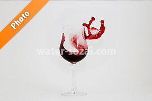 グラスと赤ワインこぼれる写真・フォト