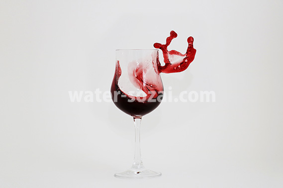 グラスと赤ワインこぼれる写真・フォト