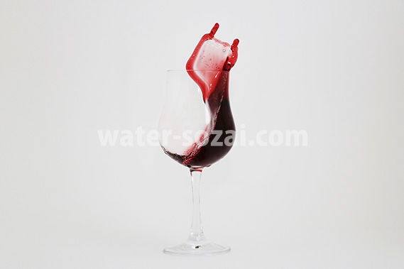 グラスの上に赤ワインが飛び上がる写真・フォト