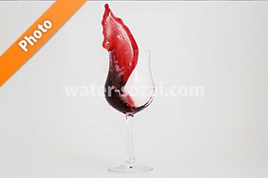 グラス内で躍動する赤ワインの写真・フォト