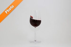 グラスの中で揺れる赤ワインの写真・フォト
