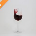 グラスの中で赤ワインが跳ね返る写真・フォト フリー素材