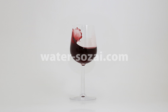グラスの中で赤ワインが跳ね返る写真・フォト フリー素材