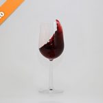 グラスから赤ワインがはみ出る写真・フォト