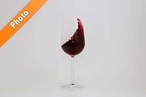 グラスから赤ワインがはみ出る写真・フォト