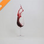 グラスから赤ワインが飛び出す写真・フォト