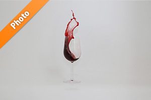グラスから赤ワインが飛び出す写真・フォト