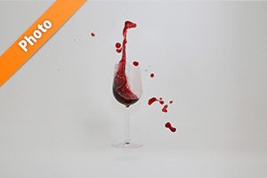 グラスと赤ワインが弾ける写真・フォト