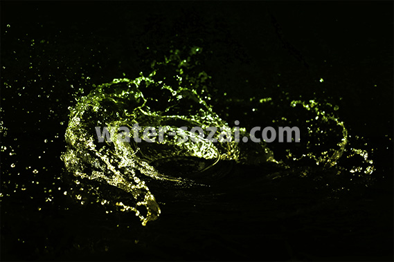 緑色の水が弾ける写真・フォト