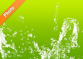 緑背景の水が弾ける写真・フォト
