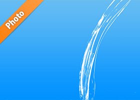 水色背景の水が流れ落ちる写真・フォト