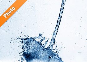 青く着色された水が弾ける写真・フォト