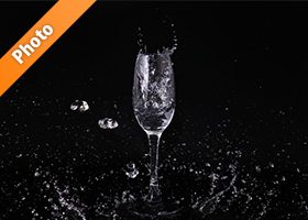 シャンパングラスと水が散布する写真・フォト素材