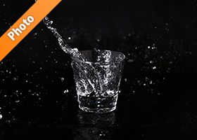 ロックグラスと水が飛び散る写真・フォト素材