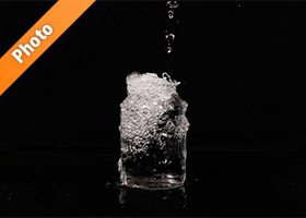 ビンの水があふれる写真・フォト素材