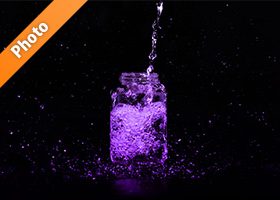 紫色に着色された、ビンに水が注がれる写真・フォト素材